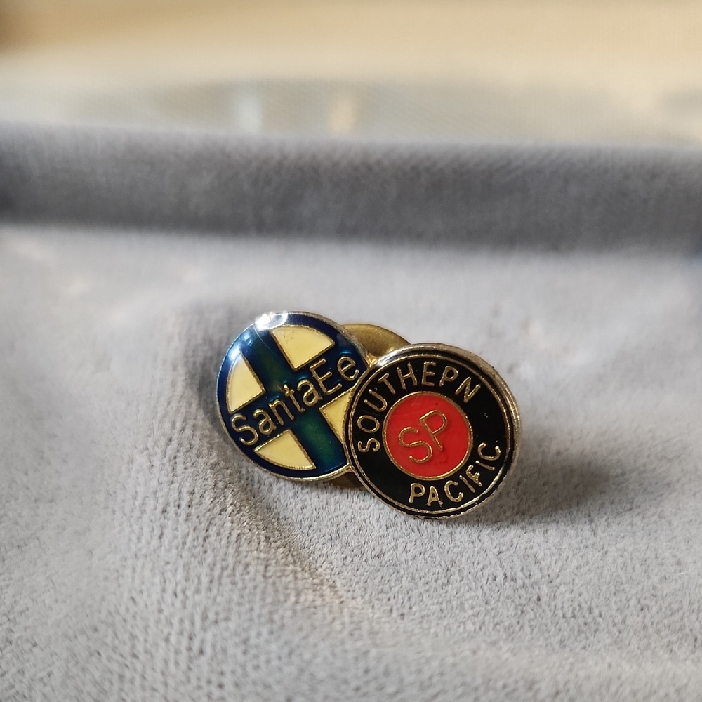 Vintage | Santa Fe & Southern Pacific Railroad Enamel Tie Pin
